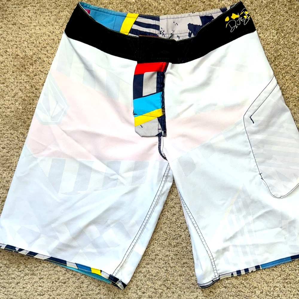 LIMITED EDITION Men’s Volcom board shorts abstract 30 inch waist - Picture 3 of 5